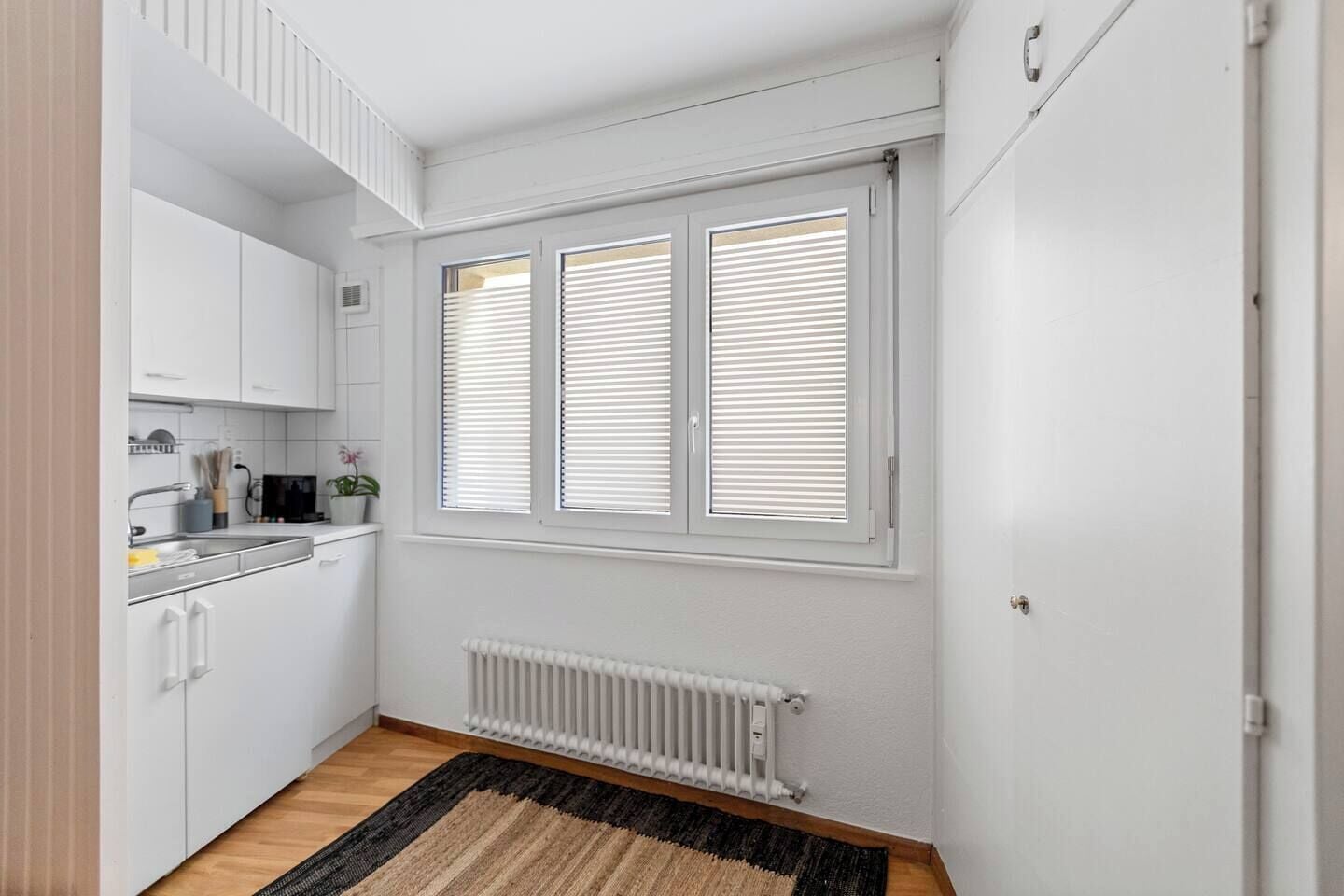 Kühlschrank, Herdplatte, Wasserkocher mit Kaffee-/Teezubehör, Toaster