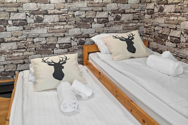 Tabla de planchar con plancha, cuna de viaje, wifi y ropa de cama