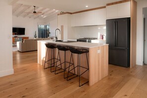 ثلاجة، ميكروويف، فرن، موقد طهي مسطح