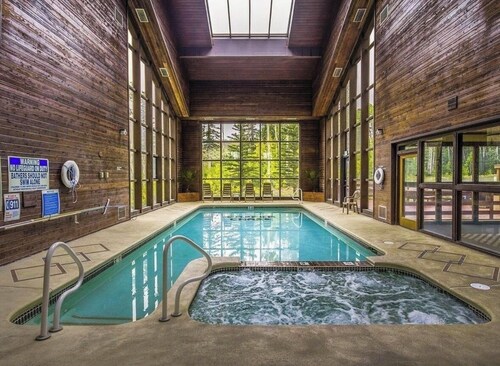 Cozy condo with Pool, Jacuzzi, Sauna, & Fitness Center. Minutes to either lift!
