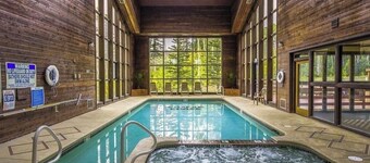 Cozy condo with Pool, Jacuzzi, Sauna, & Fitness Center. Minutes to either lift!
