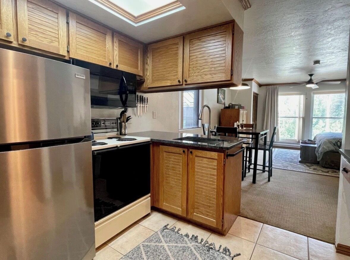 冷蔵庫、電子レンジ、オーブン、コンロ