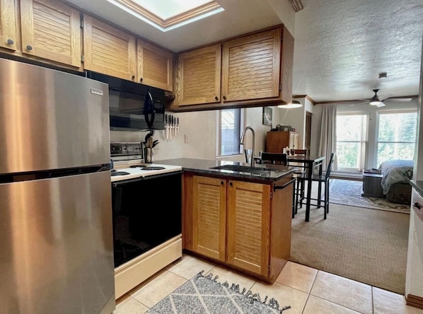 ثلاجة، ميكروويف، فرن، موقد طهي مسطح