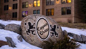 A building with a large rock sign in front. - Cozy condo with Pool, Jacuzzi, Sauna, & Fitness Center. Minutes to either lift! (Brian Head)