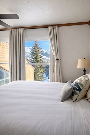 1 bedroom, free WiFi, bed sheets, wheelchair access - Cozy condo with Pool, Jacuzzi, Sauna, & Fitness Center. Minutes to either lift! (Brian Head)