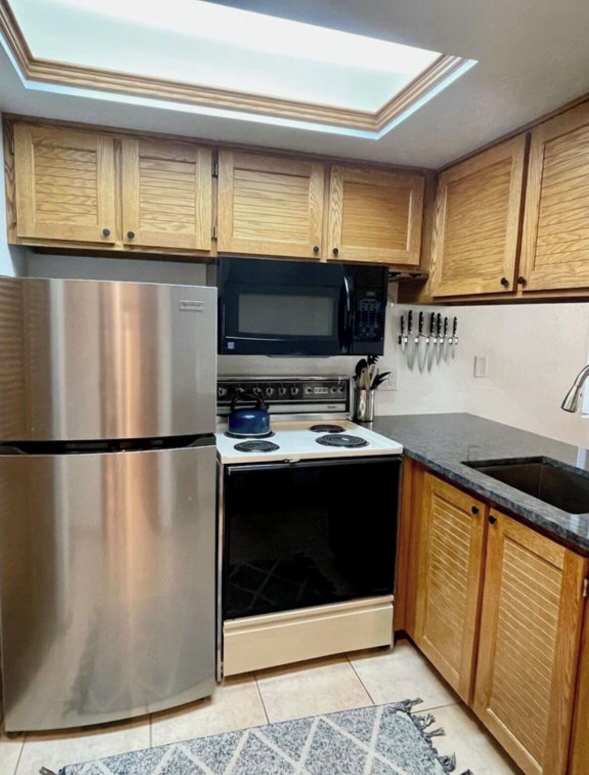 冷蔵庫、電子レンジ、オーブン、コンロ