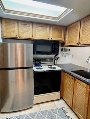 ثلاجة، ميكروويف، فرن، موقد طهي مسطح