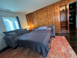 1 室のベッドルーム、デスク、アイロン / アイロン台、WiFi (無料)