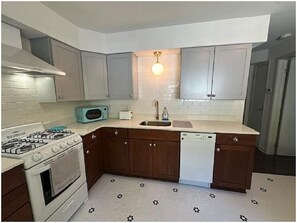 Fridge, microwave, oven, stovetop - StarLight - walking distance to everything (Bloomington)