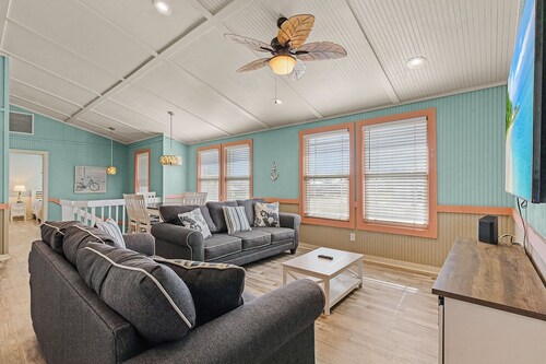 Stylish Home, Private Heated Pool, Steps to Sugar White Sand Beach!