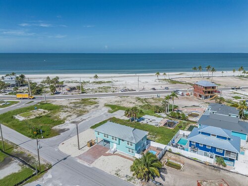 Stylish Home, Private Heated Pool, Steps to Sugar White Sand Beach!