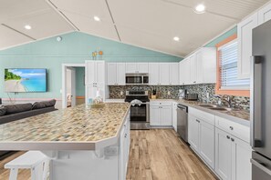 Jääkaappi, mikroaaltouuni, uuni, liesi