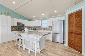 Kylskåp, mikrovågsugn, ugn och spishäll