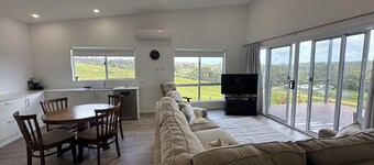 Cosy and comfortable executive Unit with gorgeous views and close to town centre