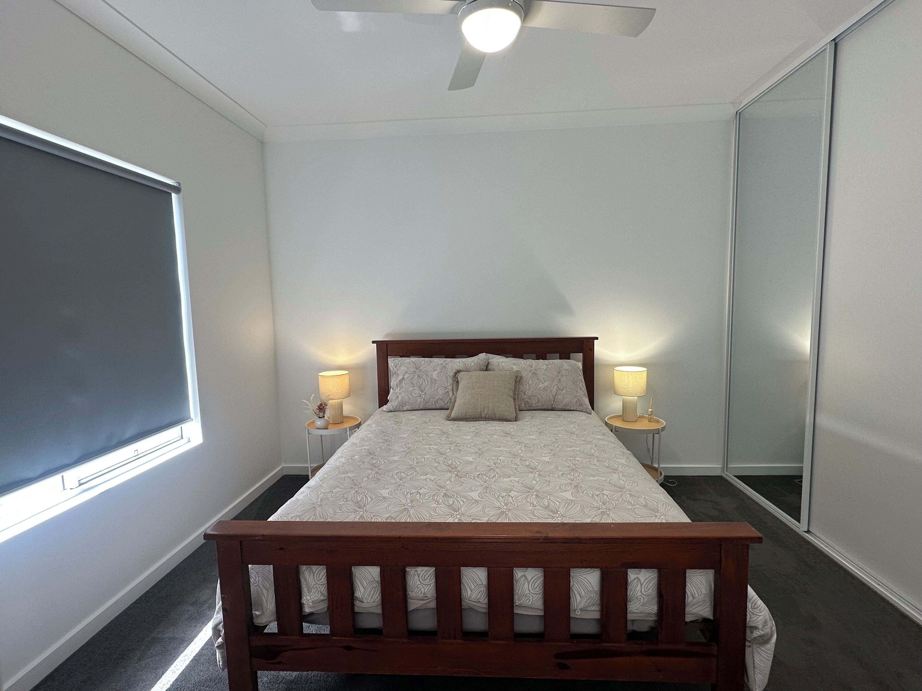 2 عدّة غرف نوم ومكواة/لوح كي وخدمة الإنترنت وملاءات أسرّة