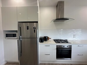 Mikroaaltouuni, uuni, liesi, astianpesukone