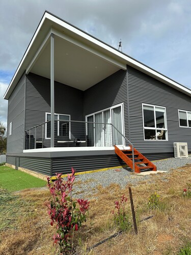 Cosy and comfortable executive Unit with gorgeous views and close to town centre