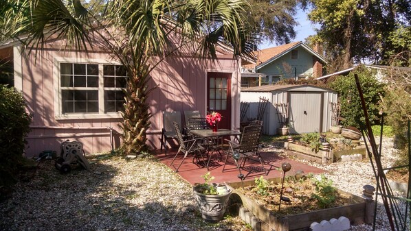 Outdoor dining - Charming 1-bedroom cottage with AC in beautiful Pensacola (Pensacola)