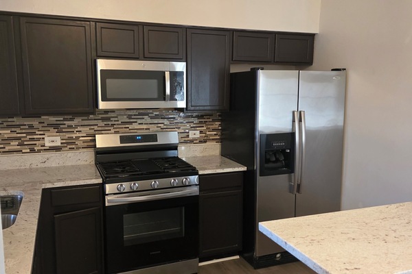 Microondas, horno, placa de cocina y lavavajillas