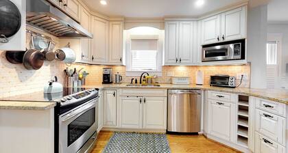 Charming Beach Cottage – Walk to Ocean, Relaxing Porch & Private Parking