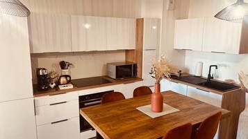 Coffee/tea maker, fridge, microwave, oven