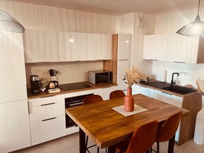 Kühlschrank, Mikrowelle, Ofen, Geschirrspüler