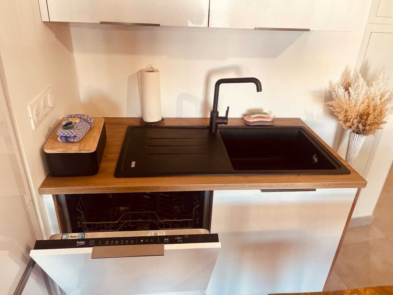 Een koelkast, een magnetron, een oven, een vaatwasser