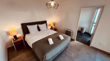 1 slaapkamer, een bureau, een strijkplank/strijkijzer, wifi