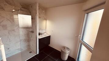 Een haardroger, handdoeken