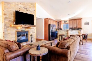 Living area - Bearadise ~ Enchanted Dream ~ Mountain Escape (Big Bear Lake)