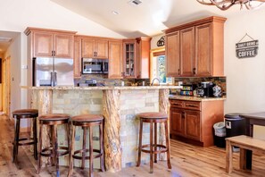 Private kitchen - Bearadise ~ Enchanted Dream ~ Mountain Escape (Big Bear Lake)