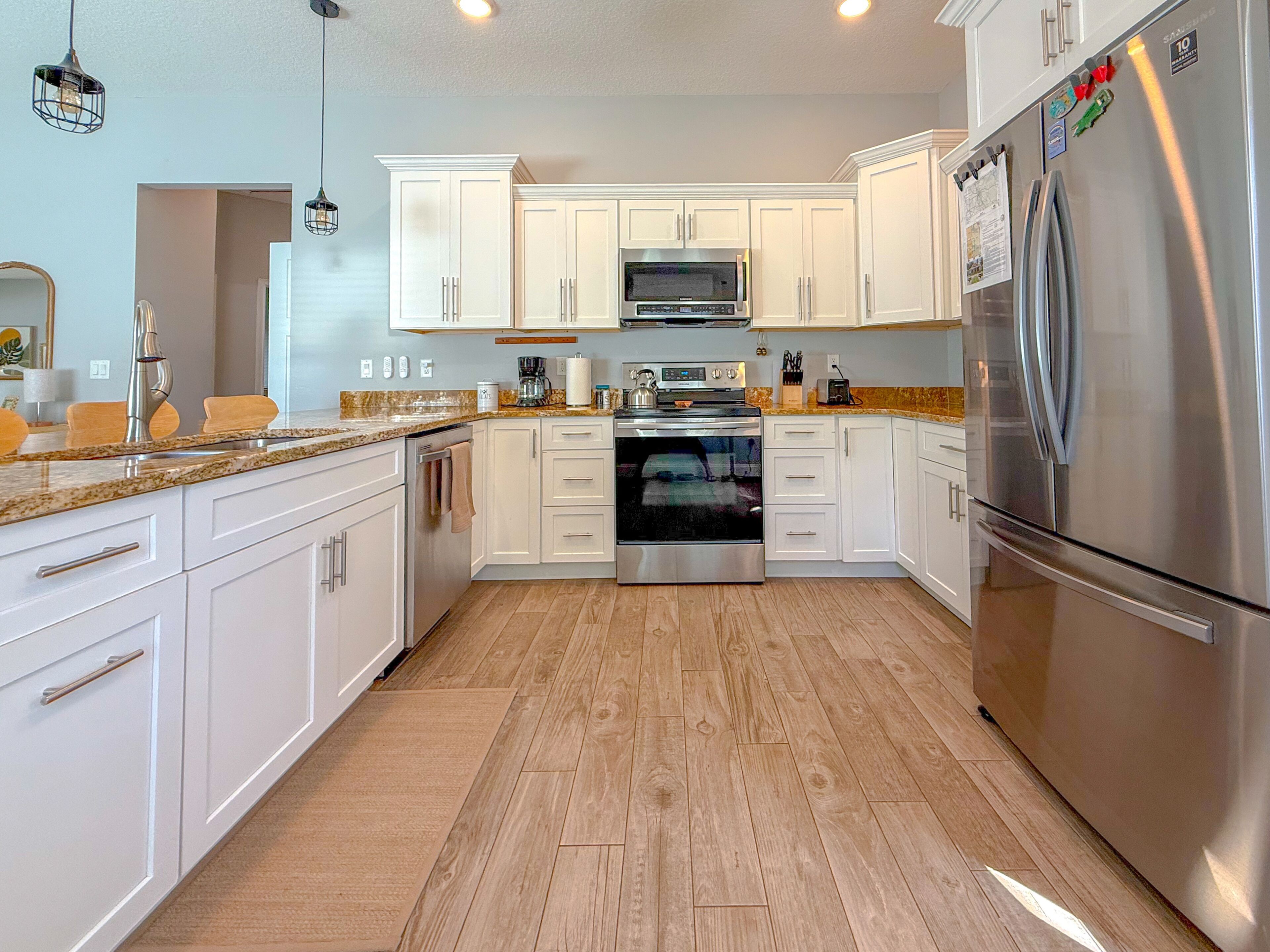 Réfrigérateur, four à micro-ondes, un four, surface de cuisson