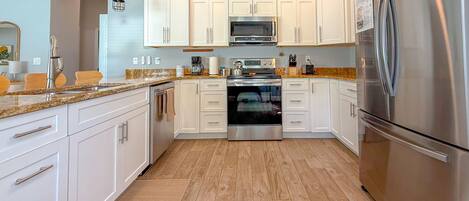 Réfrigérateur, four à micro-ondes, un four, surface de cuisson