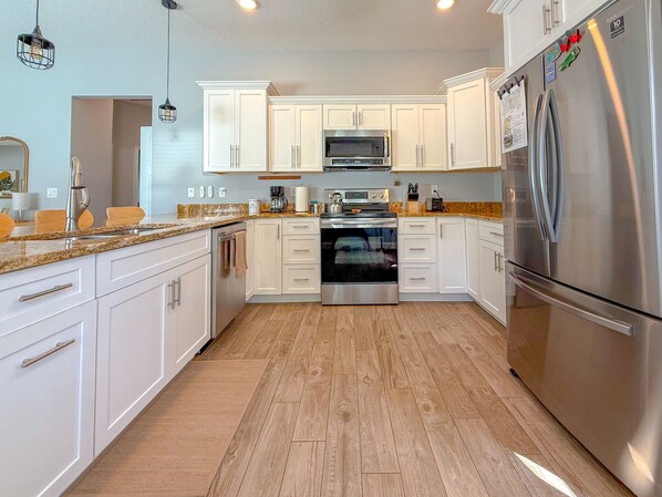 ثلاجة، ميكروويف، فرن، موقد طهي مسطح