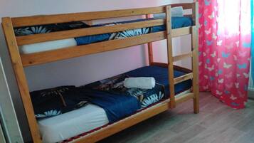 Fer et planche à repasser, draps fournis