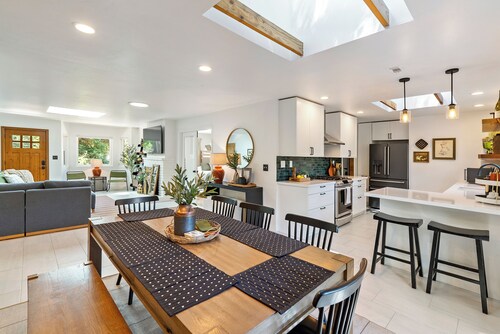 5BR GREAT Location Sleeps 15