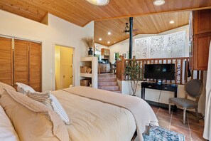 5 bedrooms, desk, iron/ironing board, travel cot