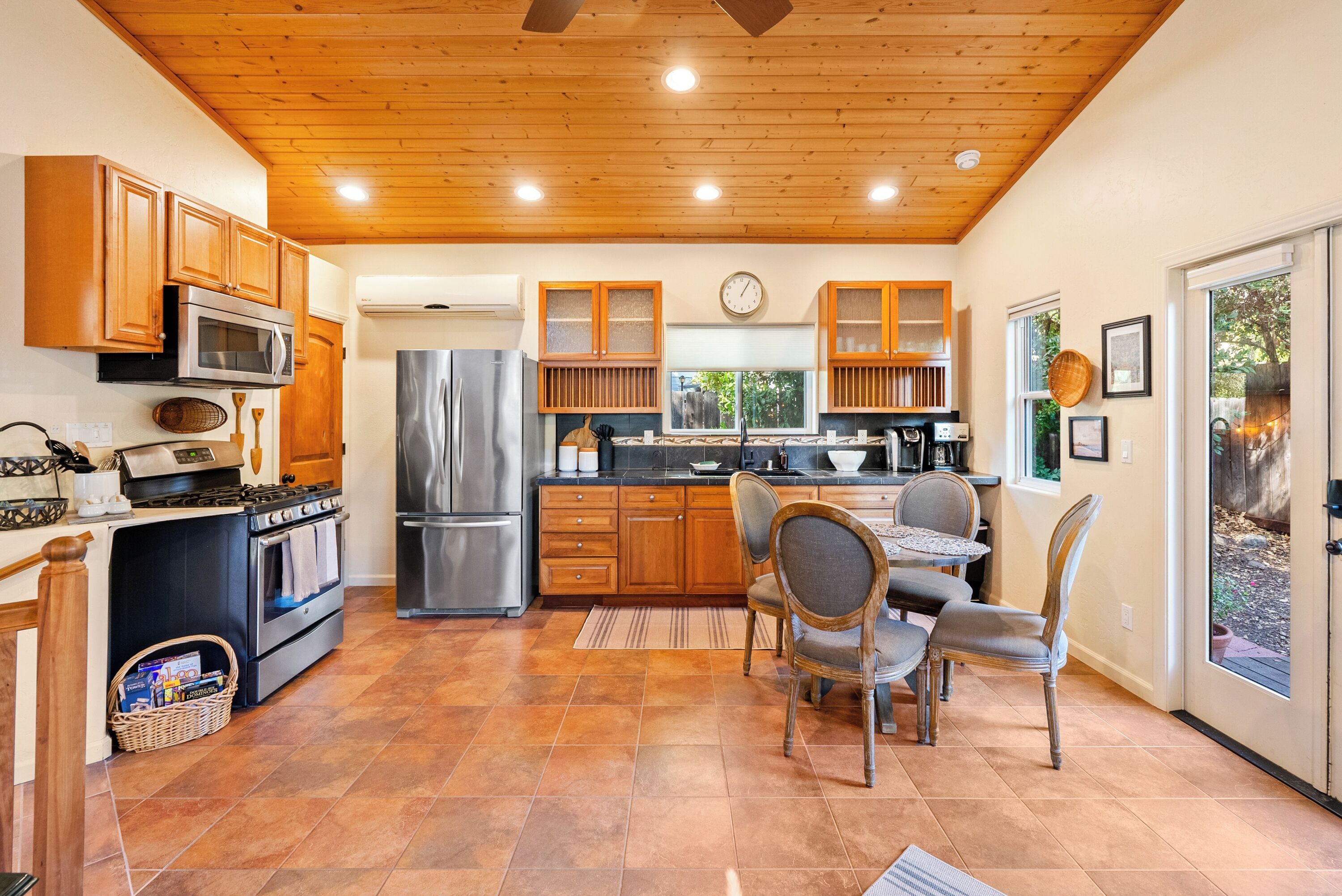 Geladeira, micro-ondas, fogão, cooktop