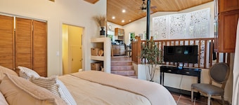 Fully Remodeled Private Studio and Patio!