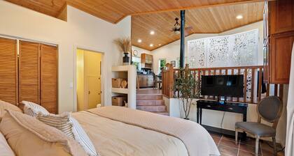 Fully Remodeled Private Studio and Patio!