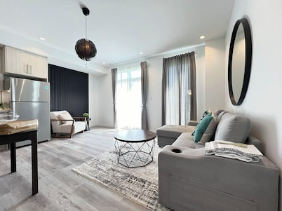 Bentley Commons Luxury 4 Bedroom Townhome in the Fallsview Tourist District