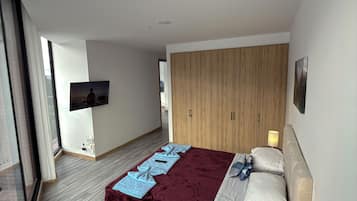 1 dormitori, escriptori, planxa i posts de planxar i wifi