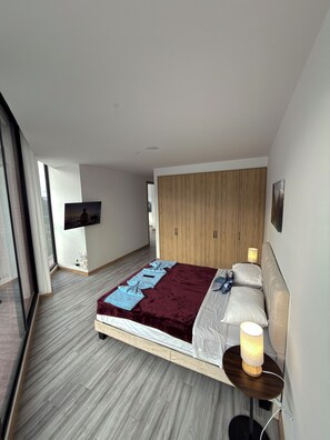 Desk, iron/ironing board, WiFi, bed sheets