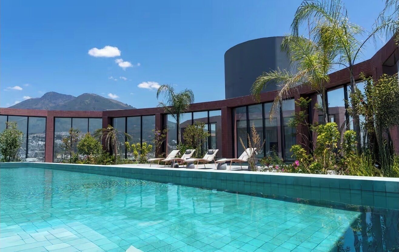 Una piscina al aire libre