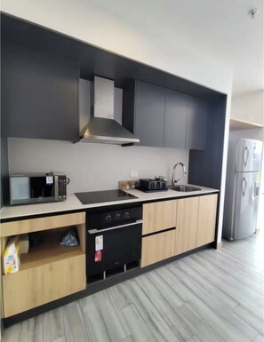 冰箱、微波炉、烤箱、炉灶