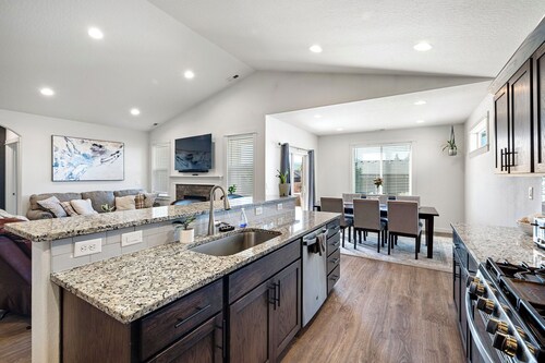 Spacious 4 bed w/fully stocked kitchen, minutes to UofO,Track Town USA & Autzen