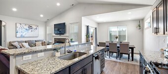 Spacious 4 bed w/fully stocked kitchen, minutes to UofO,Track Town USA & Autzen