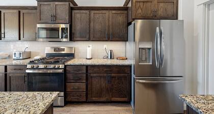 Spacious 4 bedroom, near Autzen, Hayward Field, UofO,1 hour to coast & mountains