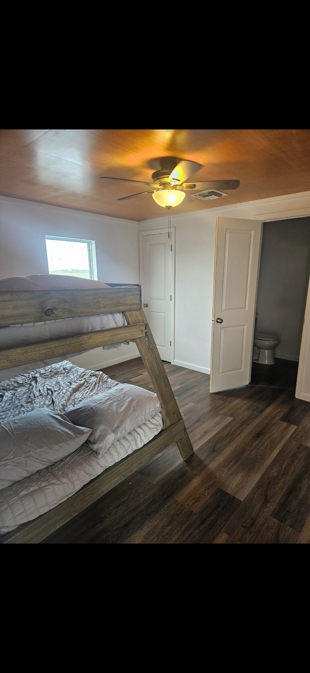 3 bedrooms, bed sheets