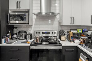 Kühlschrank, Mikrowelle, Ofen, Herdplatte